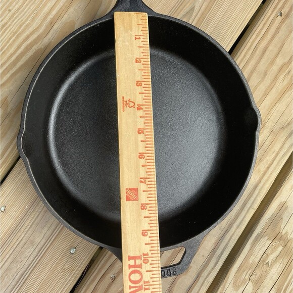 LODGE 8SK Cast Iron Skillet 10" Frying Pan Double-Handle Pour Spouts USA - Picture 3 of 7